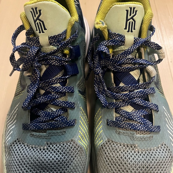 Nike athletic shoes. Men size 8.5 - Picture 3 of 5